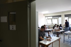 Πανελλήνιες 2025: Συνελήφθη διευθύντρια Λυκείου στη Θεσσαλονίκη γιατί δεν άφηνε μαθήτρια με ακουστικά να γράψει