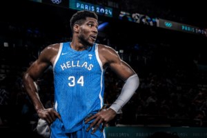 Ο Ομπάμα απαντάει στο ρατσιστικό σχόλιο Τραμπ για Αντετοκούνμπο: Ένας σταρ του NBA μπορεί να είναι μαύρος και Έλληνας