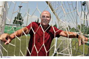 Μίμης Δομάζος: Φόρος τιμής από τον Παναθηναϊκό με τεράστιο πανό στο γήπεδο της λεωφ. Αλεξάνδρας