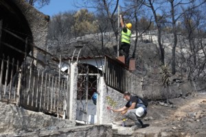 Φωτιά στη Σαλαμίνα: Αντιδράσεις για καμένα σπίτια που τα έβγαλαν "κίτρινα" - "Επισκευάσιμο; Η ολική καταστροφή;"
