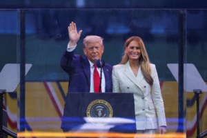 Λευκός Οίκος: Εξηγήσεις για τις μελανιές στο χέρι του Τραμπ - Διαγνώστηκε με χρόνια φλεβική ανεπάρκεια