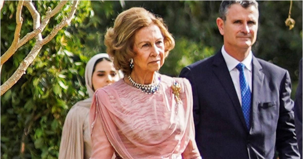 Τα πορτρέτα του Φελίπε και της Λετίθια - Η επίσημη στολή του Ισπανού βασιλιά και το μαύρο στράπλες φόρεμα της βασίλισσας