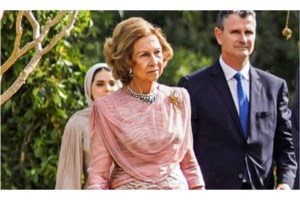 Τα πορτρέτα του Φελίπε και της Λετίθια - Η επίσημη στολή του Ισπανού βασιλιά και το μαύρο στράπλες φόρεμα της βασίλισσας