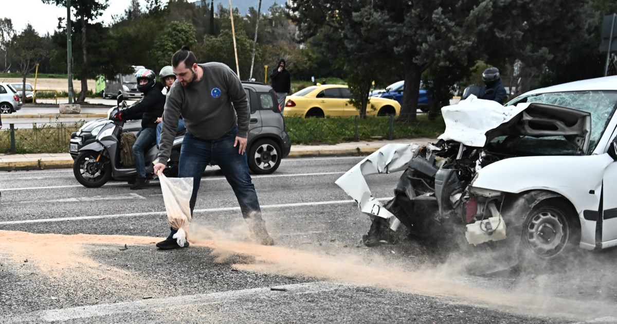 Θανατηφόρο τροχαίο  με ταξί που καρφώθηκε σε κολώνα: Νεκρός ο οδηγός - Σοβαρά τραυματισμένη η επιβάτιδα [βίντεο]