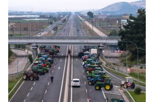 Αγροτικά μπλόκα: Μετ' εμποδίων η έξοδος για τους εκδρομείς - Με χαμηλές ταχύτητες τα ΙΧ - εικόνα 3