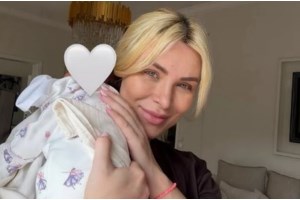 Παναγιώτης Κουτσουμπής:Το t-shirt που φόρεσε ο σύζυγος της Κατερίνας Καινούργιου για την οικογένειά του - εικόνα 2