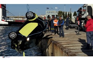 Σοβαρό τροχαίο στην Εύβοια: Αυτοκίνητο ξέφυγε της πορείας του και έπεσε σε ποτάμι – Δύο τραυματίες - εικόνα 2