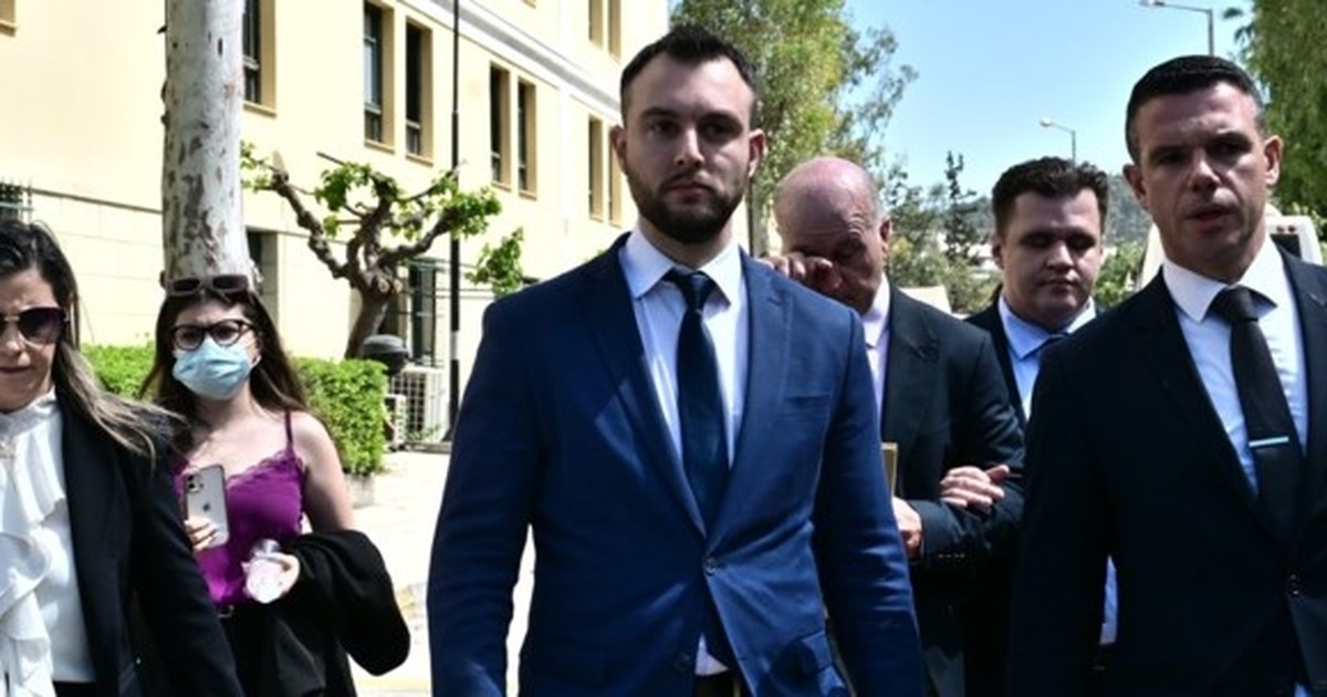 Ο Κωνσταντίνος Φλώρος τοποθέτησε πλακάτ για τα Τέμπη σε επιτροπή της Βουλής - Έγραφε "όχι στη συγκάλυψη"