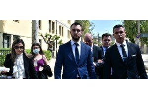 Ο Κωνσταντίνος Φλώρος τοποθέτησε πλακάτ για τα Τέμπη σε επιτροπή της Βουλής - Έγραφε "όχι στη συγκάλυψη"