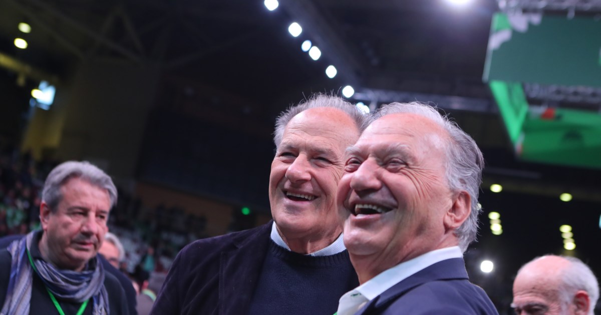 ΠΑΣΟΚ: Αγκαλιές, χαμόγελα, selfies και πηγαδάκια στο συνέδριο - Τα στιγμιότυπα που ξεχώρισαν [εικόνες]