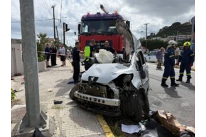 Πέθανε ο 56χρονος από το τροχαίο στην Αθηνών - Σουνίου: Άμορφη μάζα σιδερικών τα αυτοκίνητα, βίντεο σοκ