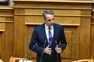 Μητσοτάκης στην Κωνσταντοπούλου που τον διέκοπτε στη Βουλή: Σταματήστε να γκαρίζετε - Εδώ δεν υπερασπίζεστε βιαστές