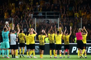 Στο γήπεδο της ΑΕΚ ο "πράσινος" Αλέξης Τσίπρας - Ποια υπόσχεση εκπλήρωσε