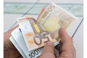 "Φρένο" στις συναλλαγές με μετρητά στην ΕΕ - Μπαίνει πλαφόν 10.000 ευρώ από φέτος