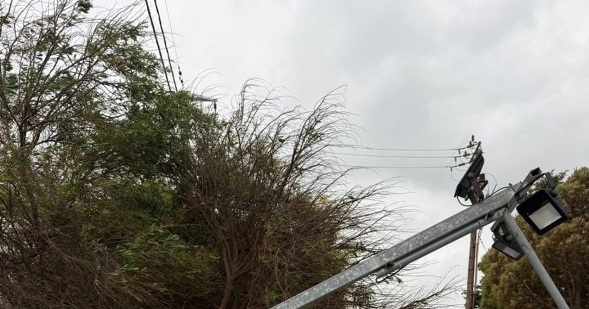 Κακοκαιρία Erminio: Το 112 ήχησε και στη Ρόδο - Ξηλώθηκαν κολώνες ηλεκτροφωτισμού στο νησί, προβλήματα στην ακτοπλοΐα