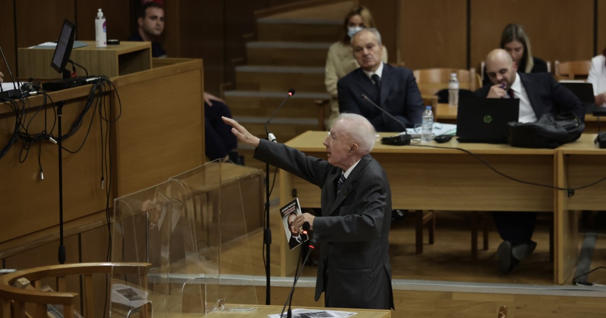 "Έχω βάλει τη γάτα μου να κλαίει": Αμετανόητος ο Κ.Πλεύρης για τη διαγραφή του από τον ΔΣΑ για τον ναζιστικό χαιρετισμό