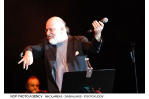 Η στιγμή που φτάνει η σορός του Διονύση Σαββόπουλου στη Μητρόπολη – Σε λαϊκό προσκύνημα μέχρι τις 11:30 - εικόνα 6