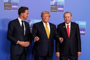 "Δυο ξένοι": Γιατί ο πρόεδρος και ο πρωθυπουργός της Τσεχίας δεν ήθελαν να βλέπουν ο ένας τον άλλο στη Σύνοδο του ΝΑΤΟ - εικόνα 6