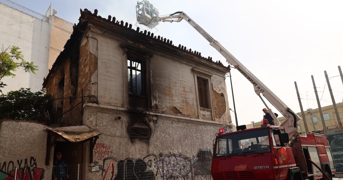 Φωτιά σε τουριστικό λεωφορείο στη Λεωφ. Αθηνών [βίντεο]