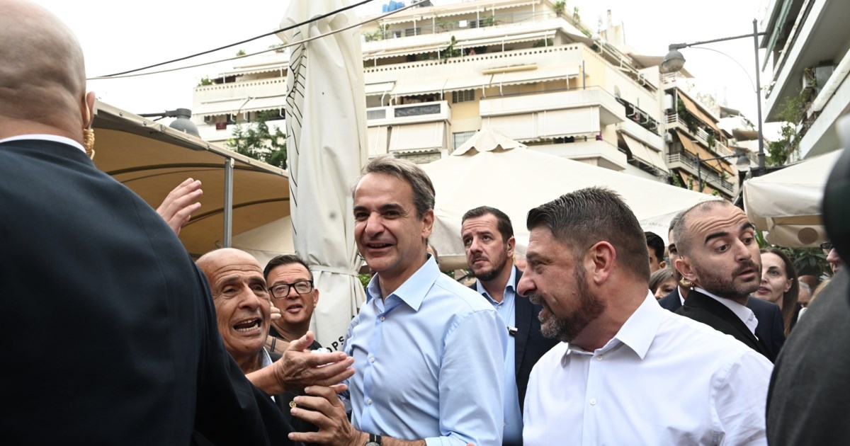 Με δάκρυα στα μάτια υποδέχτηκε τον Μητσοτάκη ο πατέρας του Νίκου Χαρδαλιά - Στο πατρικό τους σπίτι [εικόνες - βίντεο] - εικόνα 4