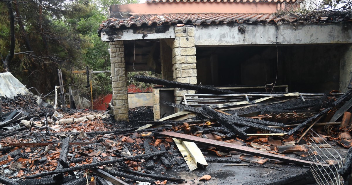 Συναγερμός στους Αγίους Αναργύρους: Πυρκαγιά και εκρήξεις σε ταράτσα πολυκατοικίας [βίντεο]