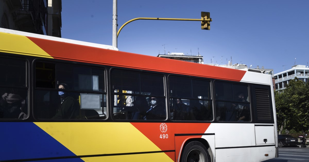 Απίστευτο: 17χρονος παρίστανε τον ελεγκτή σε λεωφορείο και έπαιρνε χρήματα από επιβάτες με πλαστά πρόστιμα