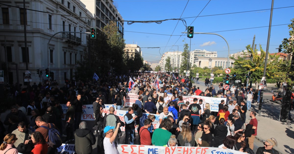 Απεργία: Ολοκληρώθηκαν οι πορείες - Άνοιξαν οι δρόμοι στο κέντρο της Αθήνας - Πώς θα κινηθούν τα ΜΜΜ - εικόνα 17