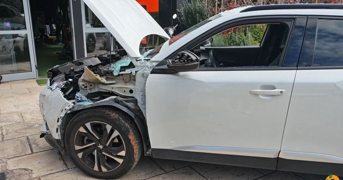 Τροχαίο σοκ στο κέντρο της Αθήνας: Η στιγμή που αυτοκίνητο περνάει με κόκκινο και παρασύρει γυναίκα οδηγό μηχανής [βίντεο] - εικόνα 2