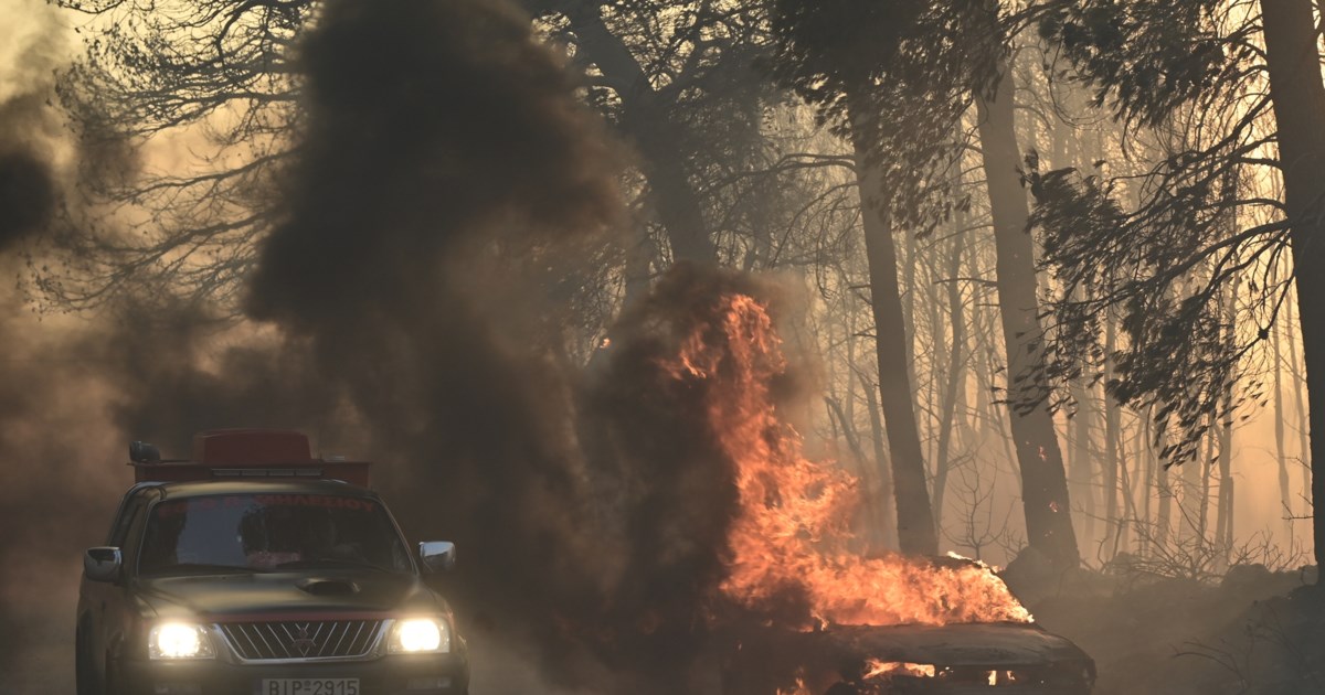 Φωτιά στην Αττική: Πρωτόγνωρες εικόνες και βίντεο από αεροπλάνα δείχνουν το τεράστιο πύρινο μέτωπο - εικόνα 3
