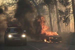 Φωτιά στην Αττική: Πρωτόγνωρες εικόνες και βίντεο από αεροπλάνα δείχνουν το τεράστιο πύρινο μέτωπο - εικόνα 3