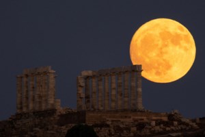 Πανσέληνος της Φράουλας: Πότε θα την απολαύσουμε στον αττικό ουρανό - Οι ιδιαίτεροι συμβολισμοί