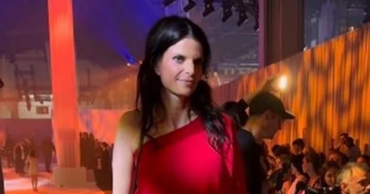 H Aθηνά Ωνάση με κόκκινο σαλβάρι στην επίδειξη μόδας του Στεφάν Ρολάν στη Βαρκελώνη - Με άρωμα Ανατολής το σύνολό της