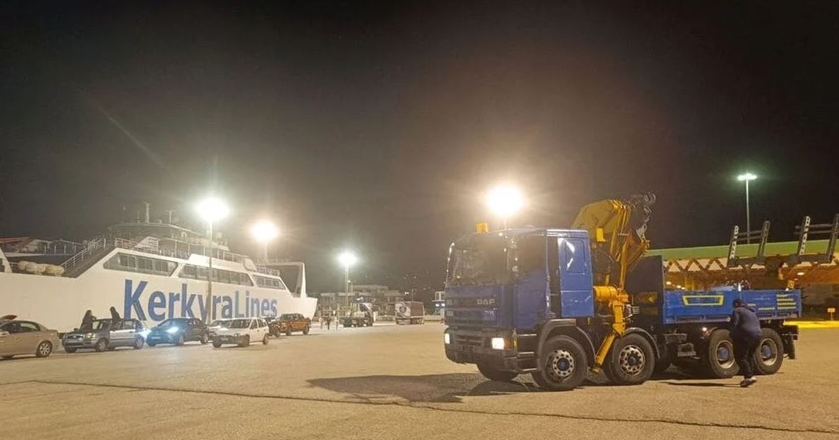 Ισχυροί άνεμοι στην Αλόννησο: Έσπασε ο κάβος πλοίου τη στιγμή που επιβιβάζονταν αυτοκίνητα [βίντεο]