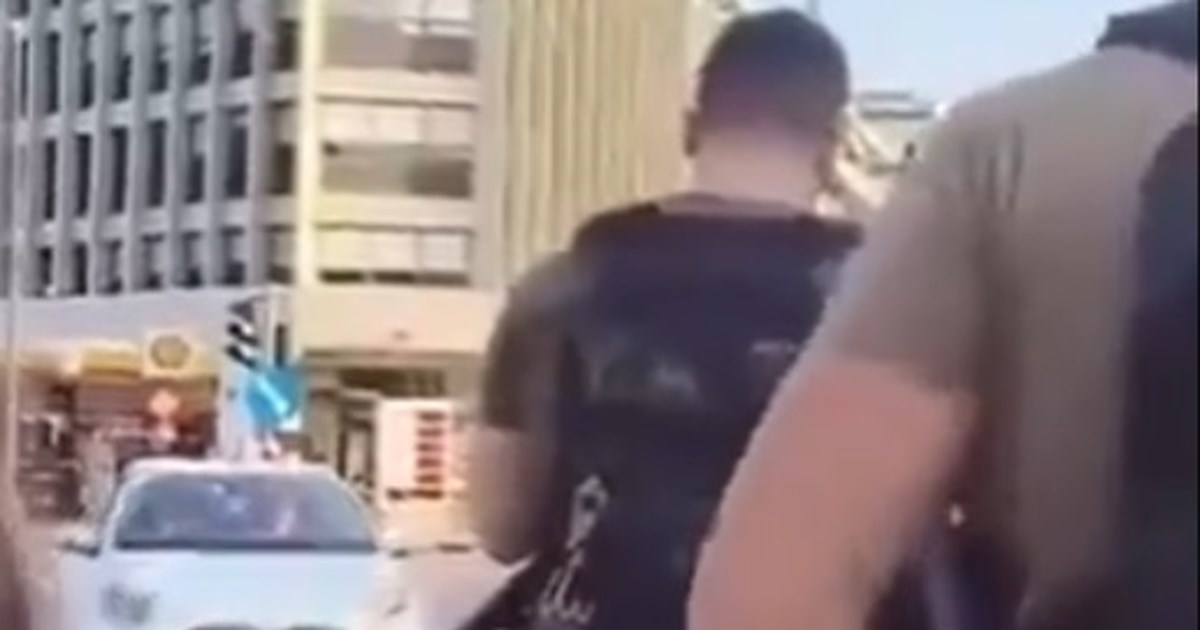 Η στιγμή που ρίχνουν μολότοφ πάνω στους αστυνομικούς μετά τη συγκέντρωση για την Παλαιστίνη [βίντεο]