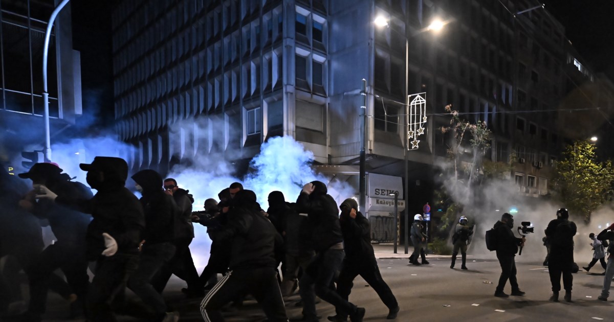 Συναγερμός: Επίθεση αγνώστων με μολότοφ στο ΑΤ Κυψέλης - 14 προσαγωγές και ζημιές σε ΙΧ [βίντεο] - εικόνα 3