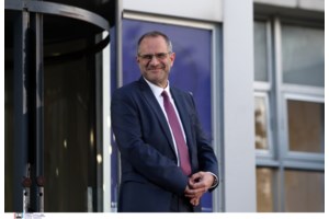 Γιατί ο Ουγγαρέζος λέει ότι είναι υποβάθμιση η "προαγωγή" Ζούλα στον ΣΚΑΪ , μετά τις φήμες ότι τρίζει η καρέκλα του