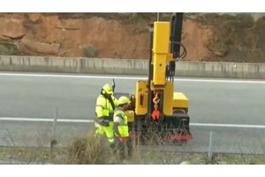 Έσπασε βόθρος στη μέση της Λ. Συγγρού: Τρύπα στο οδόστρωμα - Έντονη δυσοσμία