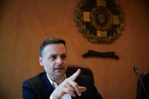 Κόντρα Μπακογιάννη - Δούκα για τους δρόμους: "Δύο χρόνια με αποτέλεσμα μηδέν" - "40 εκατ. και δεν φτιάξατε τις λακκούβες"