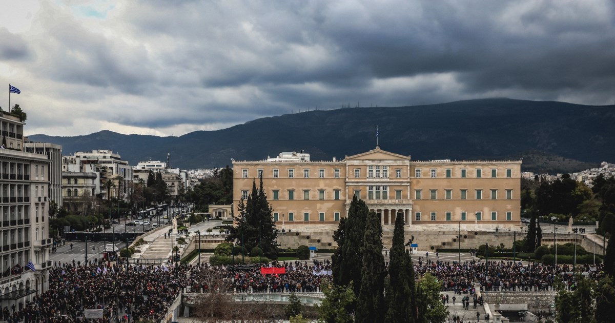 Επεισόδια στο Σύνταγμα μετά την πορεία για τα Τέμπη: Μολότοφ έξω από τη Μεγάλη Βρετανία [εικόνες - βίντεο]