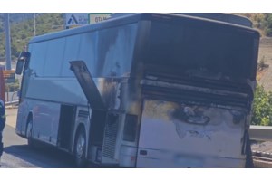 Θρίλερ στην Περιφερειακή Υμηττού: Η στιγμή που το λεωφορείο τυλίγεται στις φλόγες - "Δεν άνοιγαν οι πόρτες"