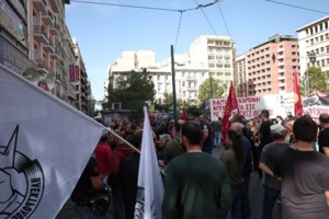 Επεισόδιο με Κασσελάκη και διαδηλώτρια: "Η Αριστερά πρόδωσε τον λαό- Φταίνε τα μνημόνια, ήταν δύσκολη η θέση μας" - εικόνα 3