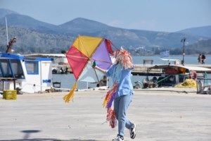 Καθαρά Δευτέρα: Τι να προσέξουμε όταν πετάμε χαρταετό - Οδηγίες για την αποφυγή ατυχημάτων