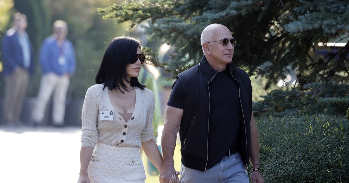 Μπέζος: Viral οι φωτογραφίες του μεγιστάνα να "ραπίζει" τα οπίσθια της αρραβωνιαστικιάς του σε σούπερ γιοτ 500 εκατ. [εικόνες]