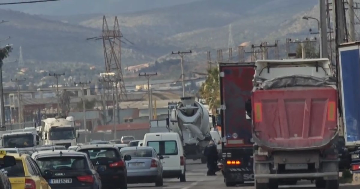 Κρήτη: Η στιγμή που οδηγός "καρφώνει" το αμάξι του σε μίνι μάρκετ ύστερα από καβγά [βίντεο]