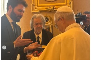 Λαμπερός γάμος για τον γιο του Σόρος και τη βοηθό της Χίλαρι Κλίντον - Τα δύο νυφικά, η δεξίωση και οι διάσημοι καλεσμένοι