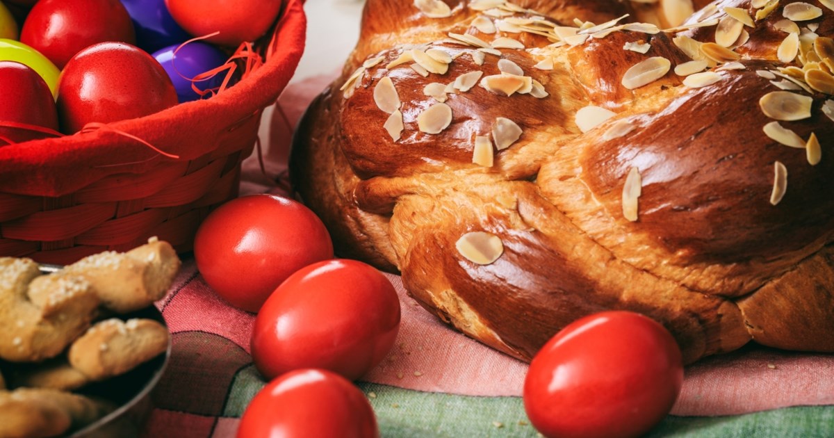 Πασχαλινό τσουρέκι γεμιστό με πραλίνα φουντουκιού - Εύκολο, αφράτο και λαχταριστό