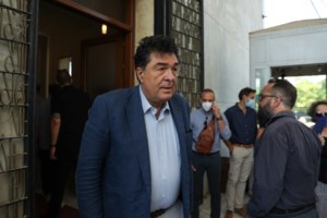 Επίθεση κυβέρνησης σε ΠΑΣΟΚ: "Κατεβαίνει με όλο και μεγαλύτερη ταχύτητα τα σκαλοπάτια της απελπισίας"
