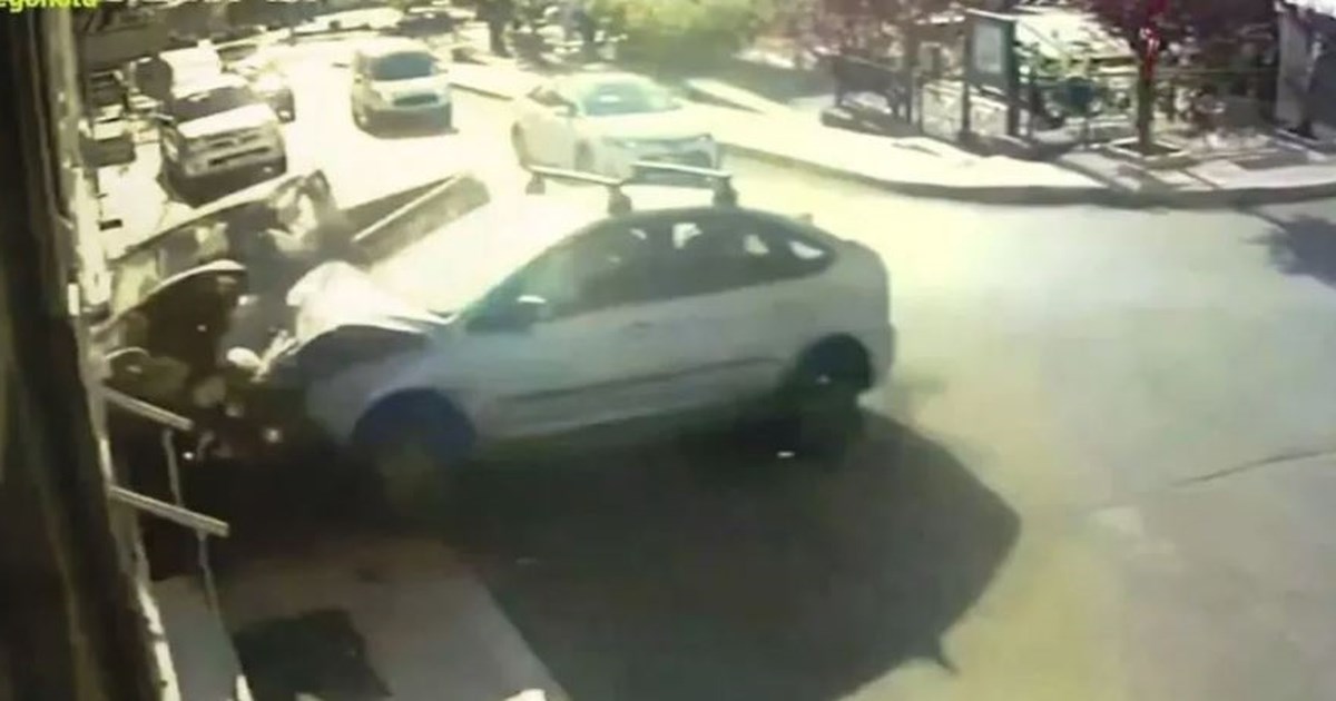 Σοβαρό τροχαίο στην Καλαμάτα: Αυτοκίνητο προσέκρουσε σε φοίνικα και τούμπαρε - Τραυματίστηκε η οδηγός [εικόνες] - εικόνα 4