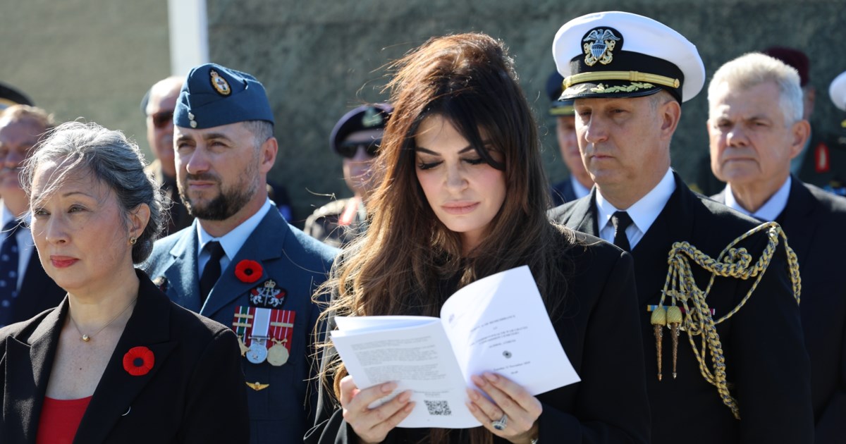 Κίμπερλι Γκίλφοϊλ: Στο ΣΕΦ για το Ολυμπιακός-Ζαλγκίρις ανάμεσα στους Αγγελόπουλους [εικόνες] - εικόνα 5