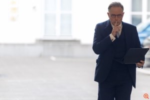 Spiegel: Καχυποψία για τις προσπάθειες Τραμπ από Μακρόν και Μερτς - Δεν κάνει πίσω για το εδαφικό ο Πούτιν